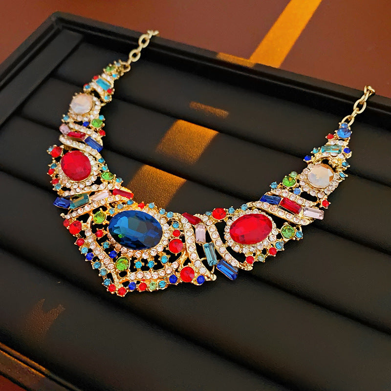 Collar ovalado de colores con incrustaciones de diamantes franceses (estilo cortesano retro)