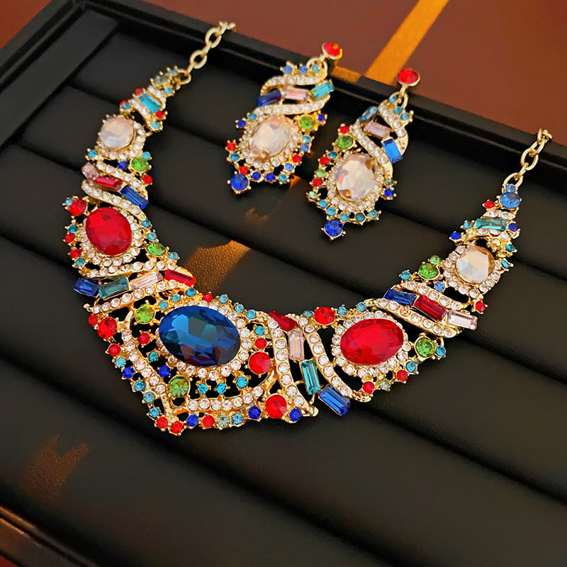 Collar ovalado de colores con incrustaciones de diamantes franceses (estilo cortesano retro)