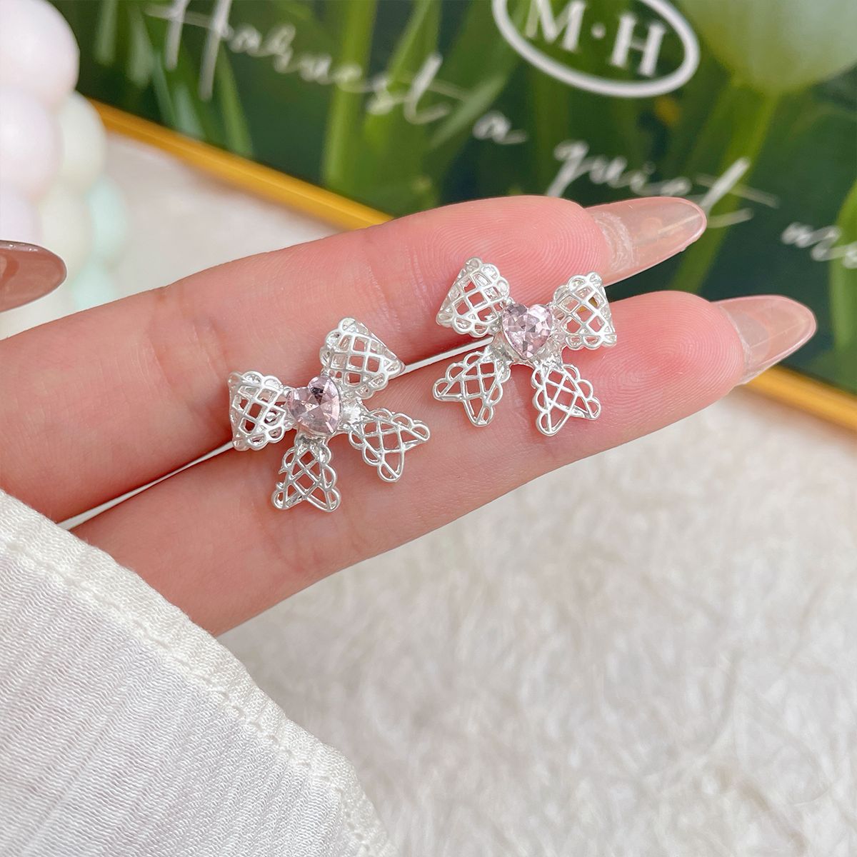 Hollow ribbon bow earrings