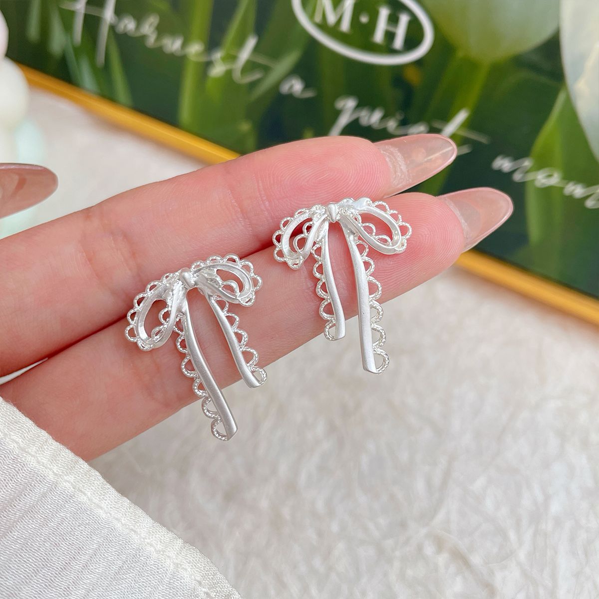 Hollow ribbon bow earrings